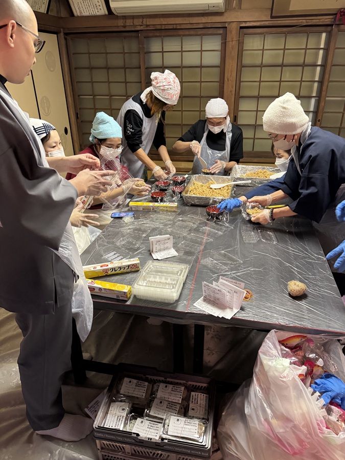 Making rice balls by hand with volunteers