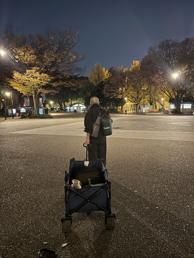 Distributing sleeping bags to people experiencing homelessness in Ueno park